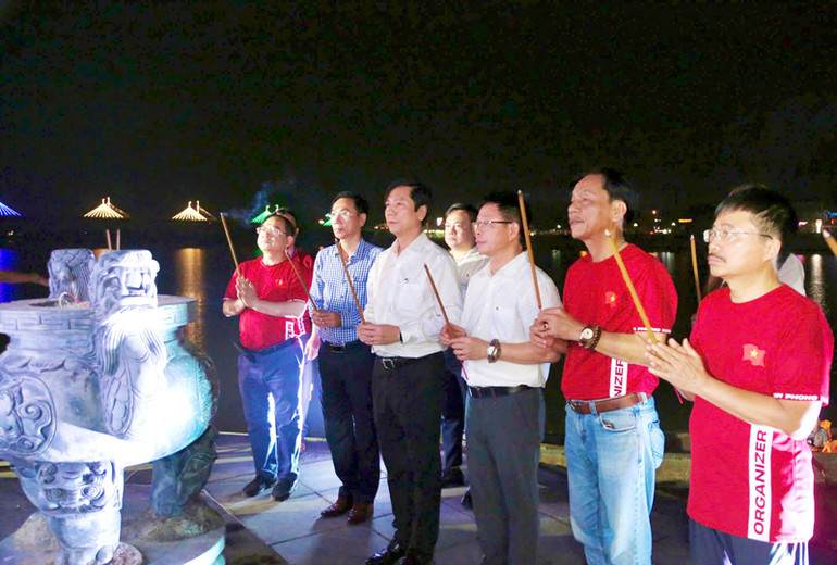 Ban Tổ chức dâng hương tại Đền tưởng niệm bến thả hoa bờ bắc sông Thạch Hãn. Ban Tổ chức dâng hương tại Đền tưởng niệm bến thả hoa bờ bắc sông Thạch Hãn.