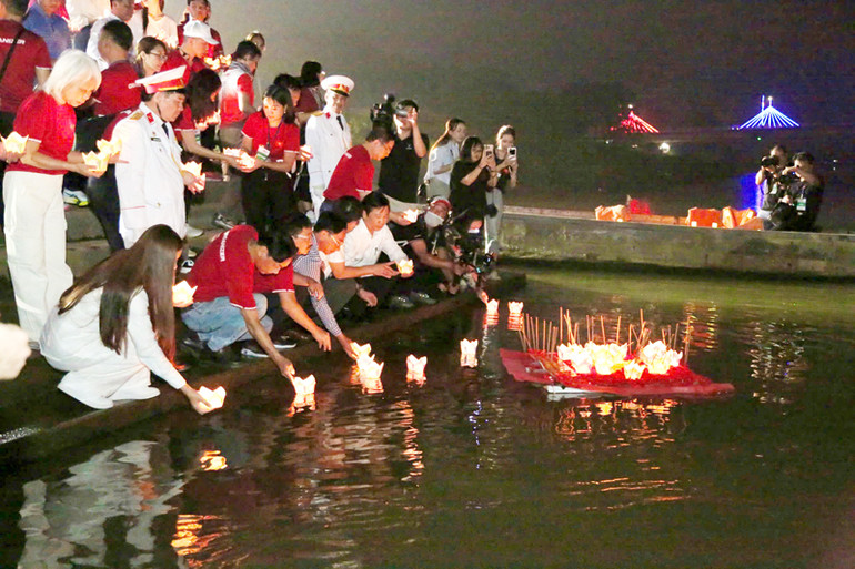 Các đại biểu thả hoa trong đêm hoa đăng. Các đại biểu thả hoa trong đêm hoa đăng.