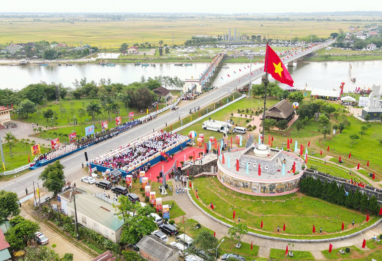 Khu Di tích quốc gia đặc biệt Đôi bờ Hiền Lương-Bến Hải hôm nay. Khu Di tích quốc gia đặc biệt Đôi bờ Hiền Lương-Bến Hải hôm nay.