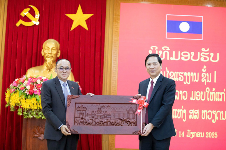 Phó Chủ tịch Ủy ban nhân dân tỉnh Quảng Trị Hoàng Nam (phải) nhận quà kỷ niệm từ Phó Tỉnh trưởng tỉnh Champasak Somboun Heuangvongsa tặng. Phó Chủ tịch Ủy ban nhân dân tỉnh Quảng Trị Hoàng Nam (phải) nhận quà kỷ niệm từ Phó Tỉnh trưởng tỉnh Champasak Somboun Heuangvongsa tặng.