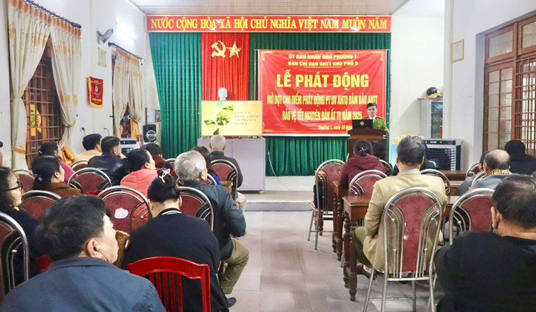 Người dân thành phố Đông Hà được Công an thành phố tuyên truyền việc thực hiện Nghị định 168 bảo đảm an ninh trật tự, an toàn giao thông Tết Ất Tỵ 2025.