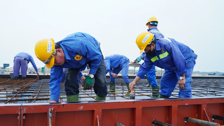 Cán bộ, kỹ sư và công nhân Tập đoàn CIENCO4 chia ca, làm việc cả thứ 7 và Chủ nhật nhằm hoàn thành các hạng mục của cảng hàng không.