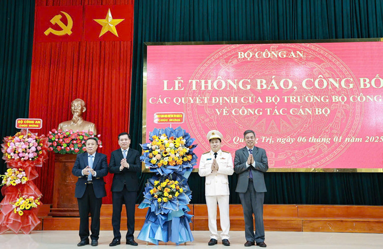 Lãnh đạo tỉnh Quảng Trị tặng hoa chúc mừng tân Giám đốc Công an tỉnh Quảng Trị.