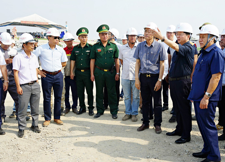 Phó Thủ tướng Chính phủ Trần Hồng Hà kiểm tra tình hình thực hiện dự án Khu bến cảng nước sâu Mỹ Thủy.