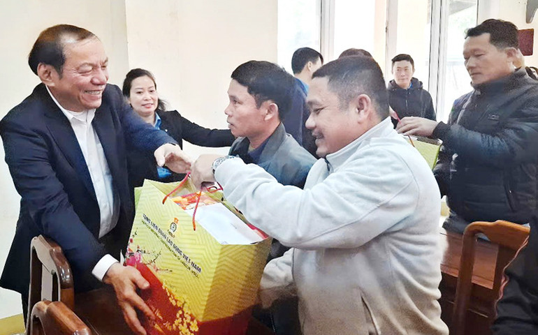 Bộ trưởng Văn hóa, Thể thao và Du lịch Nguyễn Văn Hùng tặng quà cho đại điện công nhân lao động có hoàn cảnh khó khăn của tỉnh Quảng Trị.