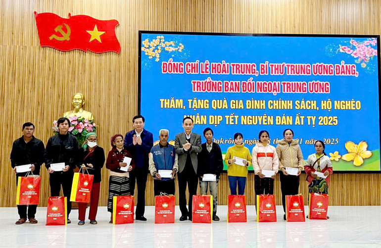 Bí thư Trung ương Đảng, Trưởng Ban Đối ngoại Trung ương Lê Hoài Trung và Bí thư Tỉnh ủy Quảng Trị Nguyễn Long Hải trao quà Tết cho các gia đình chính sách, hộ nghèo tại huyện Đakrông. Bí thư Trung ương Đảng, Trưởng Ban Đối ngoại Trung ương Lê Hoài Trung và Bí thư Tỉnh ủy Quảng Trị Nguyễn Long Hải trao quà Tết cho các gia đình chính sách, hộ nghèo tại huyện Đakrông.