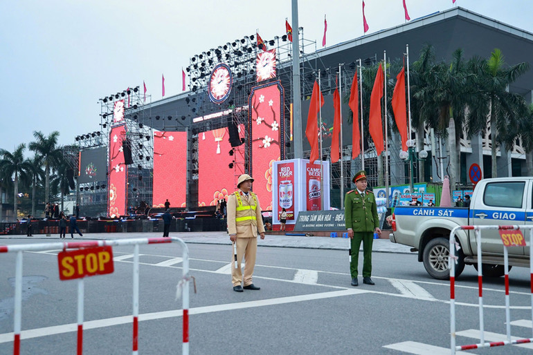 Công an thành phố Đông Hà thi hành nhiệm vụ tại các ngày lễ, sự kiện quan trọng trên địa bàn nhân dịp Tết Ất Tỵ.