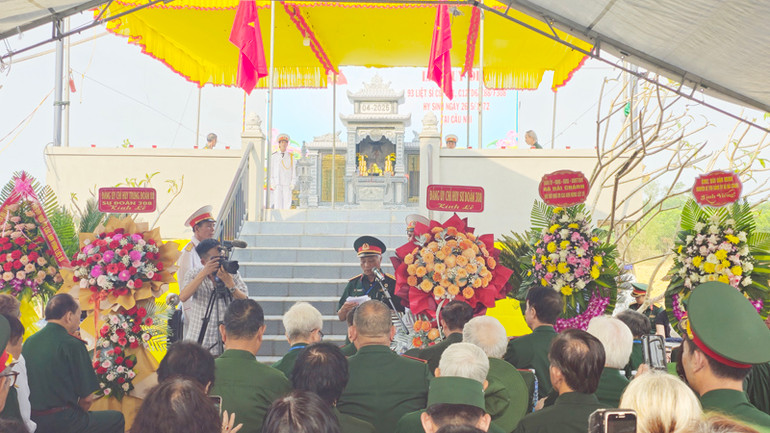 Đại điện Ban liên lạc Đoàn Công tác Chính sách Sư đoàn 308 phát biểu tại buổi lễ. Đại điện Ban liên lạc Đoàn Công tác Chính sách Sư đoàn 308 phát biểu tại buổi lễ.