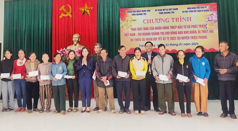 Người dân bị ảnh hưởng thiệt hại do thiên tai gây ra nhận quà Tết.