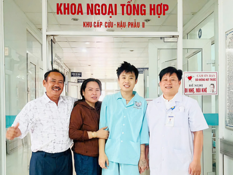Bác sĩ chuyên khoa II Nguyễn Hữu Ngọc cùng gia đình bệnh nhân Phạm Minh Hoàng trong ngày khỏe mạnh, được xuất viện.