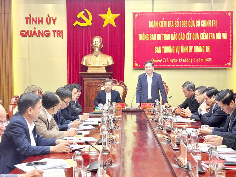 Ủy viên Dự khuyết Trung ương Đảng, Bí thư Tỉnh ủy Quảng Trị Nguyễn Long Hải tiếp thu những ý kiến của Đoàn kiểm tra.