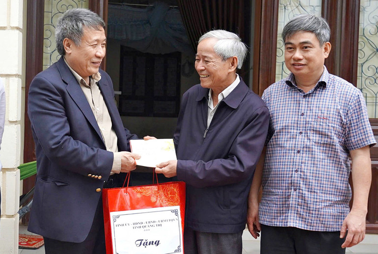 Ông Nguyễn Long, thương bệnh binh tỷ lệ 61% ở xã Cam Thủy, huyện Cam Lộ vui mừng khi được Quyền Chủ tịch tỉnh Quảng Trị Hà Sỹ Đồng thăm chúc Tết.