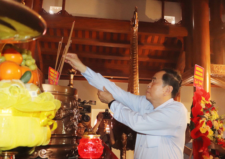 Chủ tịch Quốc hội Trần Thanh Mẫn dâng hương tưởng niệm Tổng Bí thư Lê Duẩn.