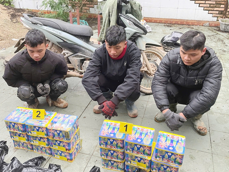 Các đối tượng buôn bán, vận chuyển pháo trái phép bị Công an thành phố bắt giữ.