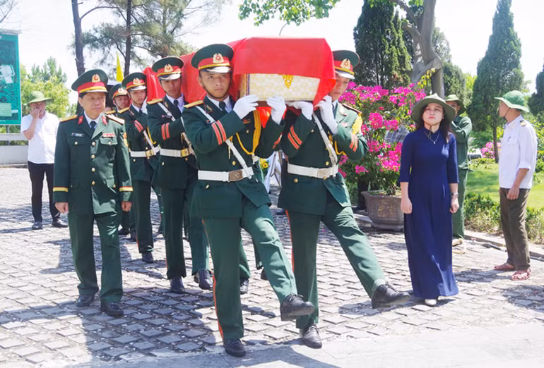 Hài cốt các liệt sĩ được đưa về Nghĩa trang Liệt sĩ quốc gia Đường 9.