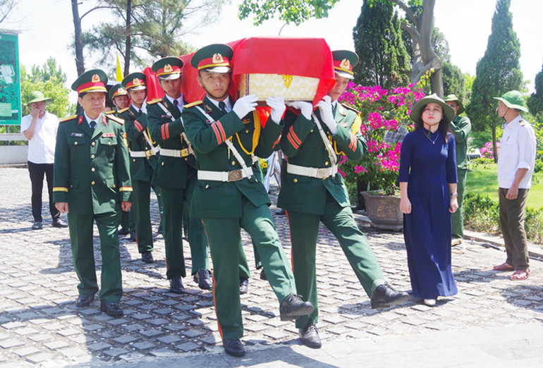 Hài cốt các liệt sĩ được đưa về Nghĩa trang Liệt sĩ quốc gia Đường 9.