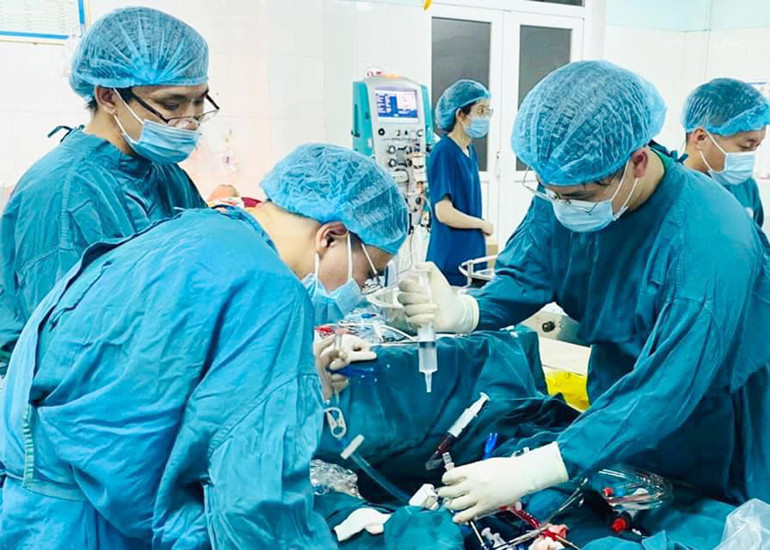 Bác sĩ Khoa Hồi sức tích cực-chống độc tiến hành can thiệp ECMO trên một ca bệnh.
