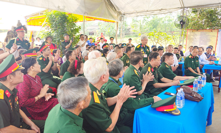 Nhiều cựu chiến binh, thân nhân liệt sĩ và đại diện lãnh đạo các cấp đến dự lễ. Nhiều cựu chiến binh, thân nhân liệt sĩ và đại diện lãnh đạo các cấp đến dự lễ.