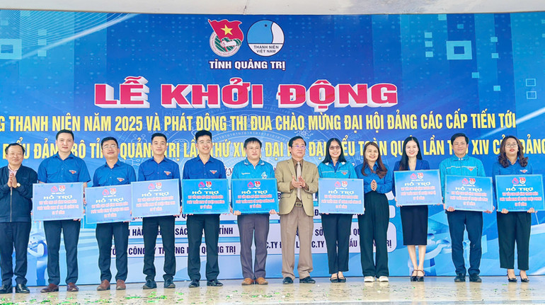 Trao biển tượng trưng cam kết hỗ trợ vốn vay khởi nghiệp, lập nghiệp cho 9 huyện, thị, thành Đoàn.