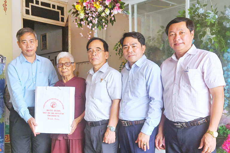 Đồng chí Nguyễn Đăng Quang thăm, tặng quà thân nhân Anh hùng Lực lượng vũ trang nhân dân Nguyễn Chí Phi.