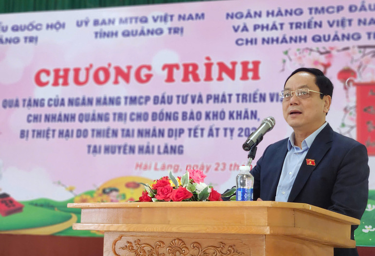 Đồng chí Hoàng Đức Thắng, Phó Trưởng đoàn Chuyên trách Đoàn Đại biểu Quốc hội tỉnh Quảng Trị phát biểu chia sẻ tại lễ trao tặng quà Tết.
