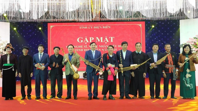 Các nghệ nhân đồng bào dân tộc thiểu số tặng quà lưu niệm là các nhạc cụ của dân tộc tặng các đồng chí lãnh đạo Tỉnh ủy, Hội đồng nhân dân, Ủy ban nhân dân và Ủy ban Mặt trận Tổ quốc tỉnh. Các nghệ nhân đồng bào dân tộc thiểu số tặng quà lưu niệm là các nhạc cụ của dân tộc tặng các đồng chí lãnh đạo Tỉnh ủy, Hội đồng nhân dân, Ủy ban nhân dân và Ủy ban Mặt trận Tổ quốc tỉnh.