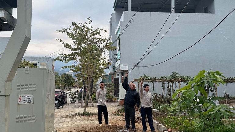 Đường dây điện do các gia đình tự bắc thòng lọng nguy hiểm ngay cạnh công trình điện ngầm được xây dựng hiện đại.