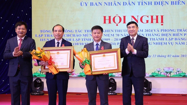 Đồng chí Trần Quốc Cường, Bí thư Tỉnh ủy và đồng chí Lê Thành Đô, Chủ tịch Ủy ban nhân dân tỉnh Điện Biên trao Huân chương Lao động hạng Nhì của Chủ tịch nước tặng thưởng hai cá nhân gồm: đồng chí Phạm Đình Quế, Giám đốc Sở Tư pháp và đồng chí Nguyễn Sĩ Quân, Chủ nhiệm Ủy ban Kiểm tra Tỉnh ủy Điện Biên.