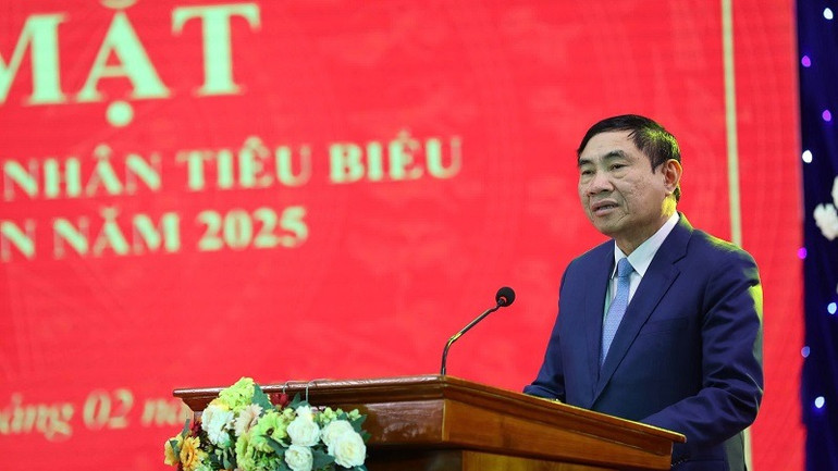 Bí thư Tỉnh ủy Điện Biên Trần Quốc Cường ghi nhận đóng góp của văn nghệ sĩ, nghệ nhân tiêu biểu tỉnh Điện Biên trong thực hiện các phong trào thi đua yêu nước, thi đua phát triển kinh tế, xây dựng quê hương... Bí thư Tỉnh ủy Điện Biên Trần Quốc Cường ghi nhận đóng góp của văn nghệ sĩ, nghệ nhân tiêu biểu tỉnh Điện Biên trong thực hiện các phong trào thi đua yêu nước, thi đua phát triển kinh tế, xây dựng quê hương...