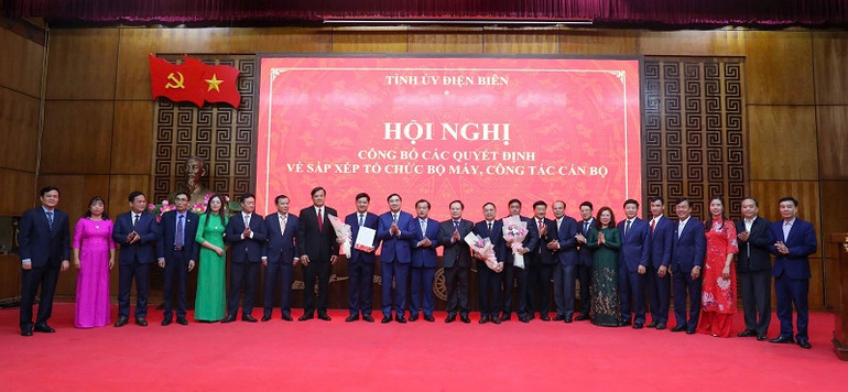 Đồng chí Trần Quốc Cường, Bí thư Tỉnh ủy Điện Biên trao quyết định và chúc mừng các đồng chí được tin tưởng phân công nhiệm vụ tại Đảng bộ Ủy ban nhân dân tỉnh.