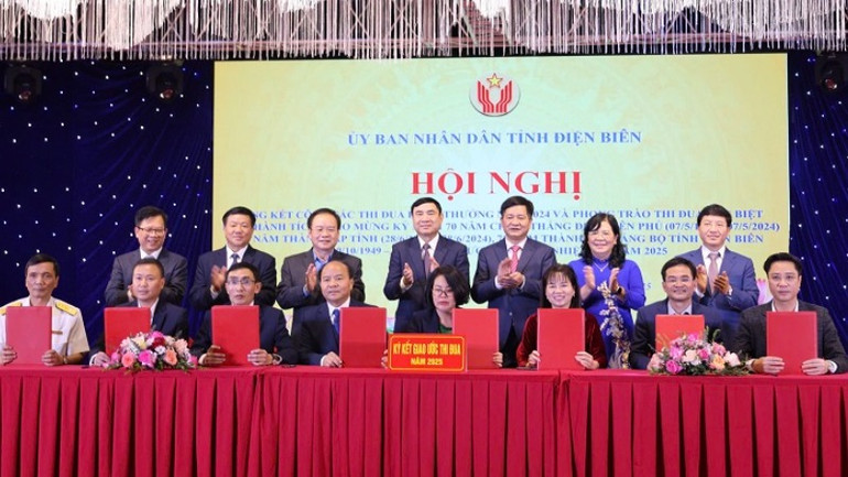 Đại diện lãnh đạo các sở, ngành ký kết hưởng ứng các phong trào thi đua yêu nước 2025 do Ủy ban nhân dân tỉnh Điện Biên phát động.