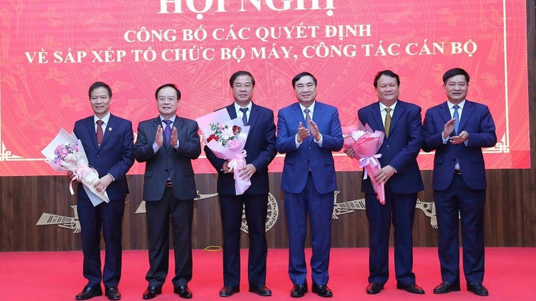 Các đồng chí lãnh đạo tỉnh Điện Biên tặng hoa, chúc mừng các đồng chí tự nguyện nghỉ hưu trước tuổi để tạo điều kiện cho công tác sắp xếp tổ chức bộ máy của địa phương.