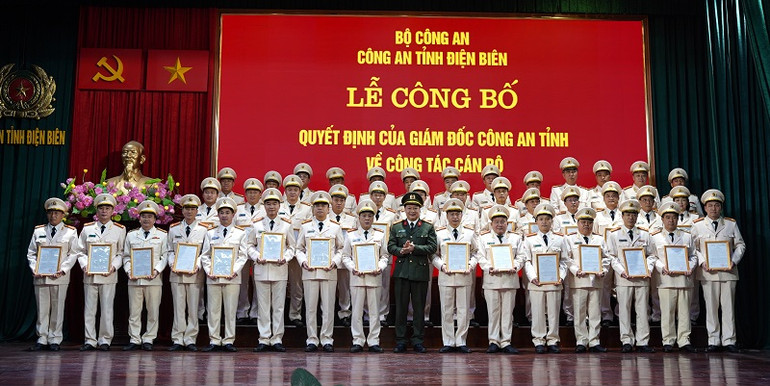 Đại tá Lù Minh Phương, Phó Giám đốc Công an tỉnh Điện Biên trao quyết định điều động, bổ nhiệm cho lãnh đạo cấp phòng.