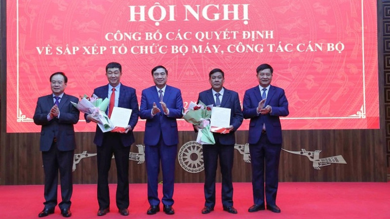 Các đồng chí lãnh đạo Tỉnh ủy, Ủy ban nhân dân tỉnh Điện Biên trao quyết định và chúc mừng đồng chí Lỳ Lỳ Xá và đồng chí Nguyễn Duy Chinh, được phân công giao nhiệm vụ mới.