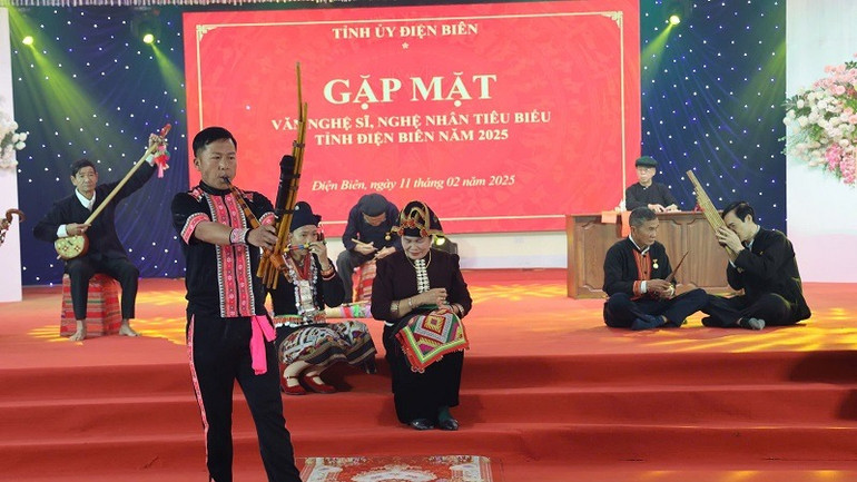Các nghệ nhân tiêu biểu trong các dân tộc thiểu số tỉnh Điện Biên trình diễn các tiết mục của dân tộc. Các nghệ nhân tiêu biểu trong các dân tộc thiểu số tỉnh Điện Biên trình diễn các tiết mục của dân tộc.