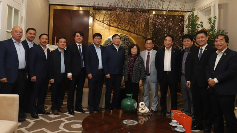 Các đồng chí lãnh đạo tỉnh Điện Biên cùng lãnh đạo Công ty Cổ phần Hàng không Vietjet thống nhất các nội dung tại buổi làm việc vào sáng 5/2 tại Hà Nội.