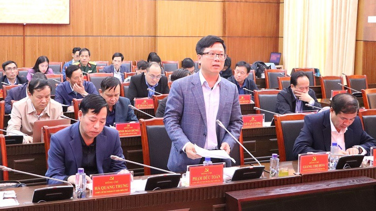 Đồng chí Phạm Đức Toàn, Ủy viên Ban Thường vụ Tỉnh ủy, Phó Chủ tịch Thường trực Ủy ban nhân dân tỉnh Điện Biên, thông tin kết quả thực hiện các chính sách hỗ trợ nhà ở cho hộ nghèo, gia đình chính sách tại tỉnh Điện Biên trong những năm qua. (Ảnh: LÊ LAN)