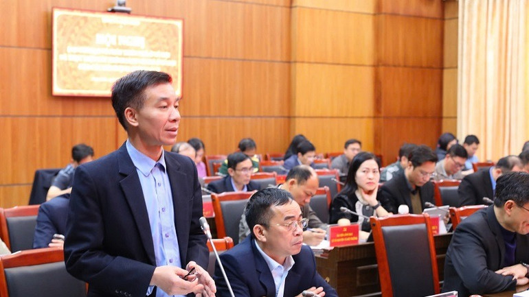 Đồng chí Bùi Văn Luyện, Phó Giám đốc phụ trách Sở Xây dựng tỉnh Điện Biên, báo cáo kết quả thực hiện các dự án hỗ trợ nhà ở xã hội tại Điện Biên.