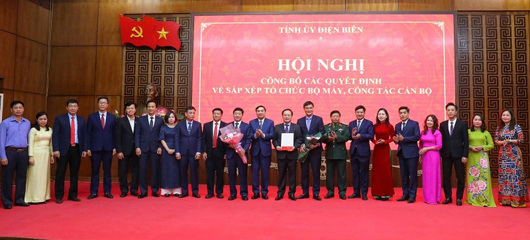 Đồng chí Trần Quốc Cường, Bí thư Tỉnh ủy Điện Biên trao quyết định và chúc mừng các đồng chí được tin tưởng phân công nhiệm vụ tại Đảng bộ các cơ quan Đảng tỉnh.