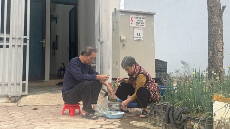 Hạn chế tiêu thụ điện năng vì đường dây tự kéo không an toàn, vợ chồng ông Nguyễn Khắc Lưu tận dụng tối đa ánh sáng tự nhiên để làm các việc duy trì sinh hoạt gia đình...