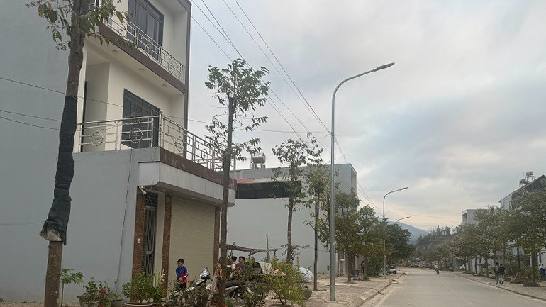 Hệ thống cột điện chiếu sáng ở điểm tái định cư số 1 cũng hoàn thành đã lâu nhưng không có điện...