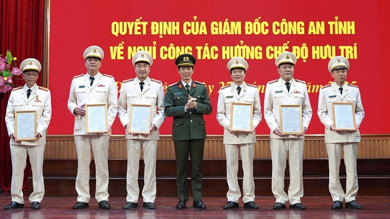 Đại tá Ngô Thanh Bình trao quyết định nghỉ chờ hưởng chế độ hưu trí cho 6 đồng chí.