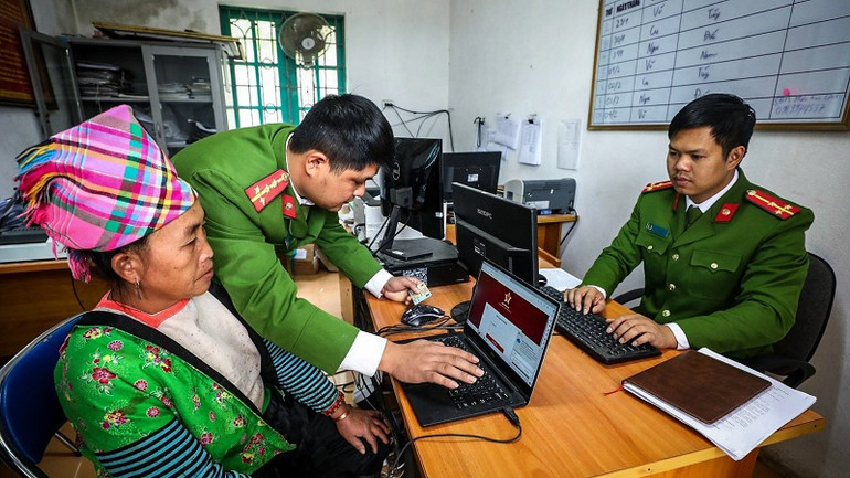 Cán bộ Công an tỉnh Điện Biên hướng dẫn nhân dân tích hợp dữ liệu công dân theo Đề án 06.