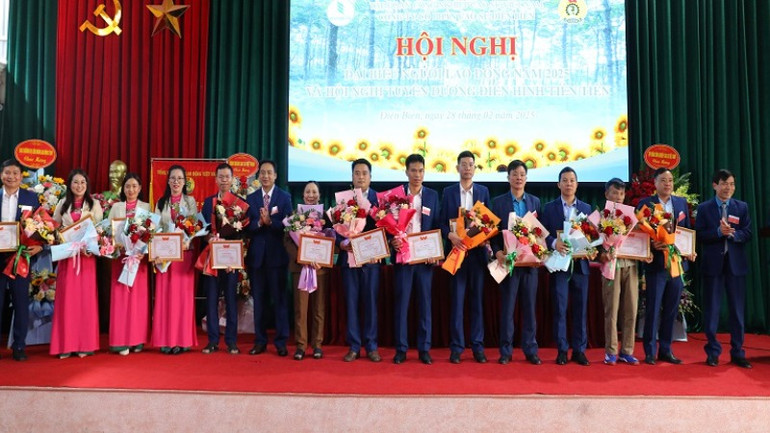 Lãnh đạo Công ty cổ phần cao-su Điện Biên trao thưởng các tập thể, cá nhân có nhiều thành tích trong các phong trào thi đua lao động sản xuất, thi đua yêu nước.