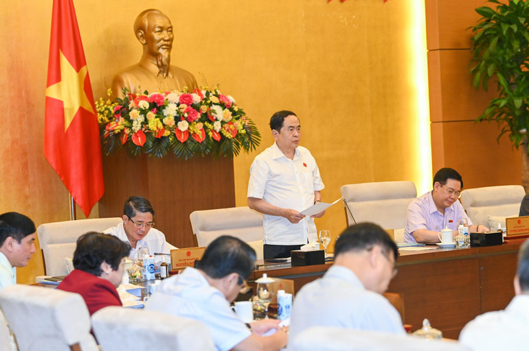 Phó Chủ tịch Thường trực Quốc hội Trần Thanh Mẫn điều hành nội dung cho ý kiến về dự thảo Nghị quyết hướng dẫn hoạt động giám sát của Hội đồng nhân dân. (Ảnh: DUY LINH)