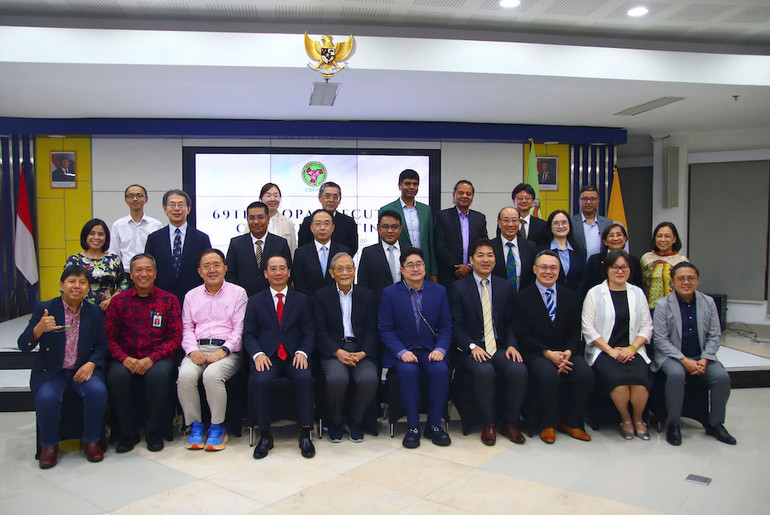 Các thành viên Hội đồng Điều hành EROPA tham dự cuộc họp