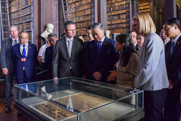 Tổng Bí thư, Chủ tịch nước Tô Lâm thăm Thư viện cổ của Trường đại học Trinity Dublin. (Ảnh: NGUYỄN HỒNG)