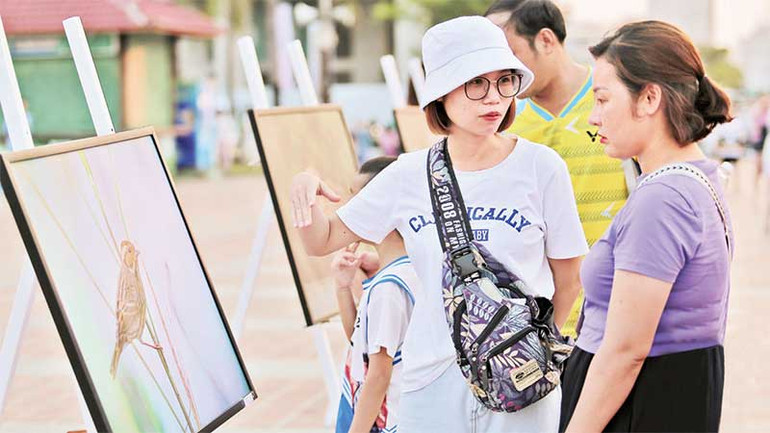 Đông đảo người dân đến xem ảnh, trao đổi kiến thức về các loài chim.