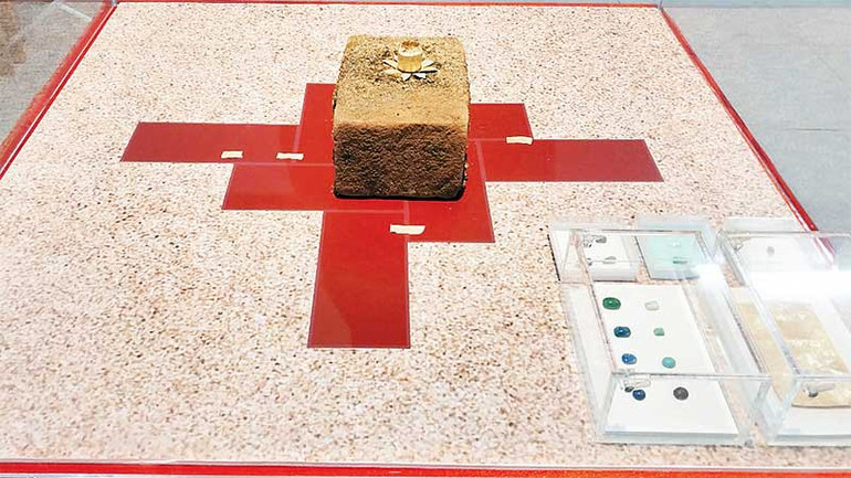 Hiện vật kim loại mầu vàng hình bông hoa nhiều cánh tìm thấy trong hố thiêng. Hiện vật kim loại mầu vàng hình bông hoa nhiều cánh tìm thấy trong hố thiêng.