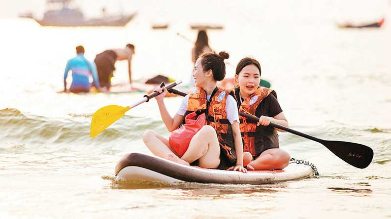 Các bạn trẻ thích thú với môn thể thao mới.